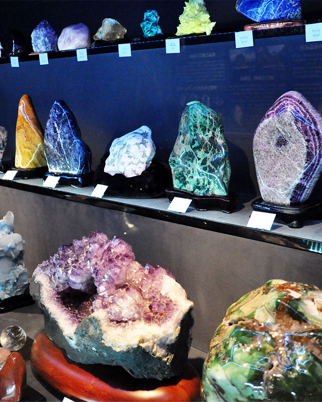 世界から希少な天然石の集まる博物館は甲州天然石工房 彩石の蔵