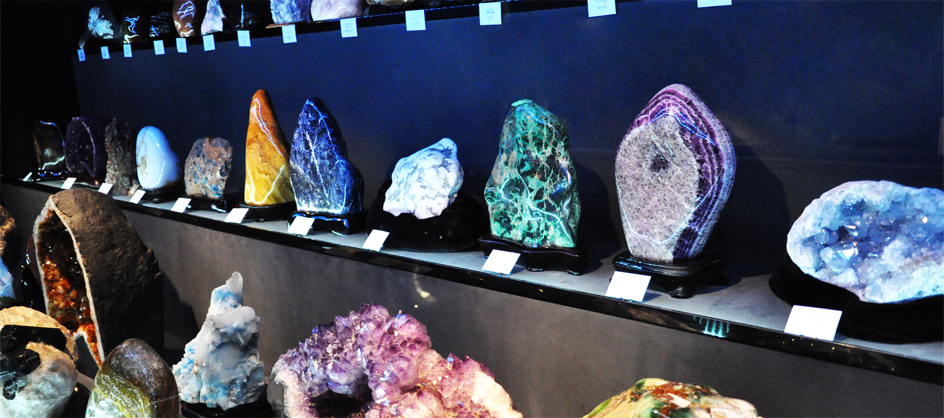山梨で世界の鉱石が見れる博物館は甲州天然石工房 彩石の蔵